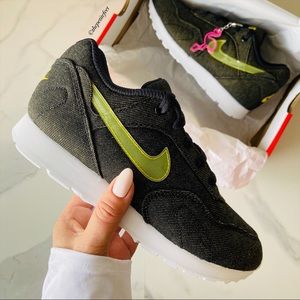 NWT Nike outburst LX